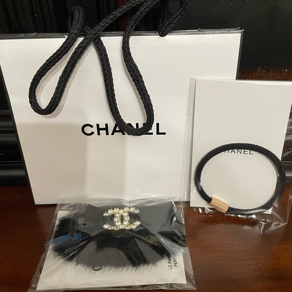 Chanel auth Black Fur Hair Clip 2pc set with gift bag - Picture 2 of 6
